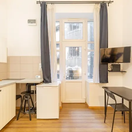 Nepszinhaz 16 Tiny Budapest