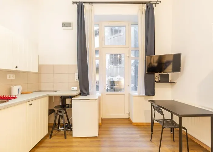 Nepszinhaz 16 Tiny Budapesta