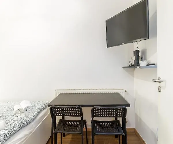 Nepszinhaz 16 Tiny * Budapesta