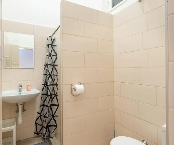 Nepszinhaz 16 Tiny * Budapesta