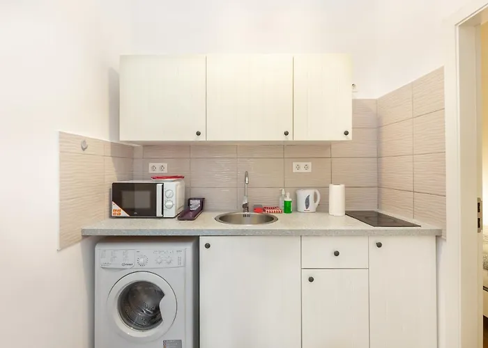 Nepszinhaz 16 Tiny * Budapesta