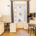 Nepszinhaz 16 Tiny Budapest