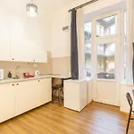 Nepszinhaz 16 Tiny Apartment